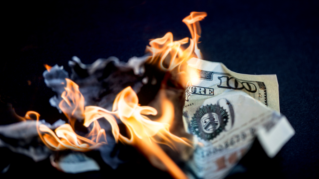 Супруги из Смоленской области подожгли машину и банк под давлением мошенников