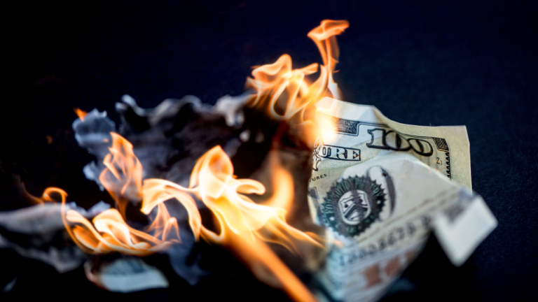 Супруги из Смоленской области подожгли машину и банк под давлением мошенников