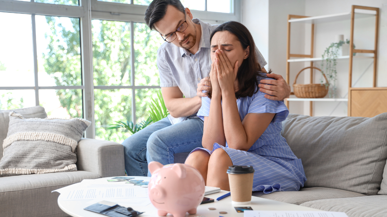 Как стыд из-за денег приводит к долгам